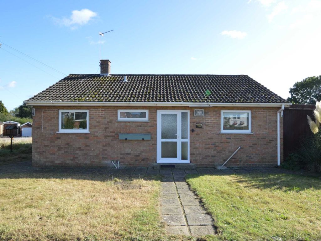 3 bed detached bungalow for sale in Brecklands Road, Brundall NR13, £