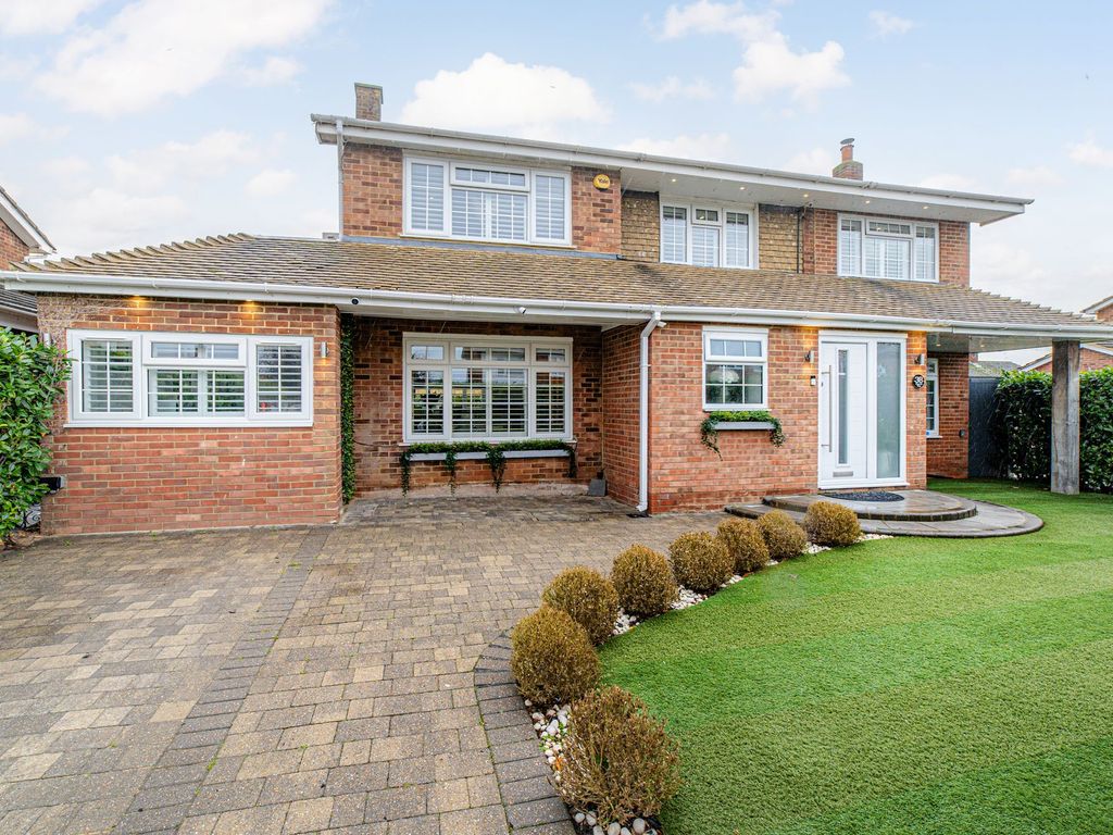 5 bed detached house for sale in Churchill Way, Faversham ME13, £