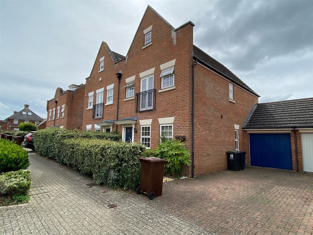 3 bed semidetached house to rent in Melrose Avenue, Kings Hill, West