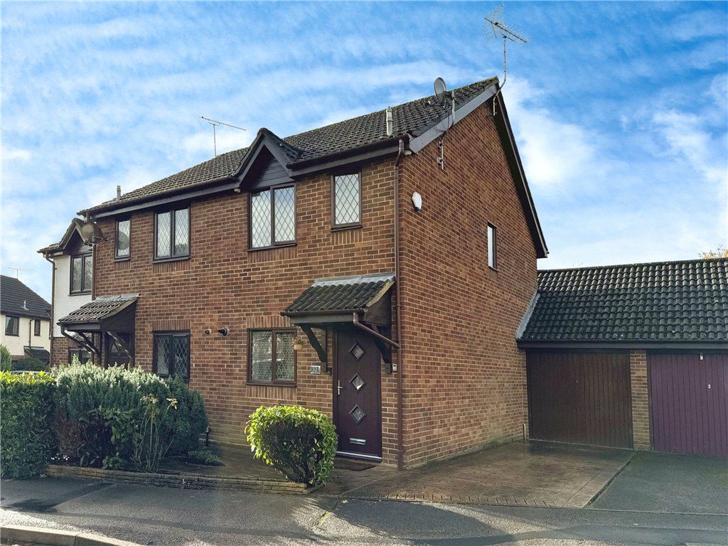 2 bed semidetached house for sale in Wantage Road, College Town