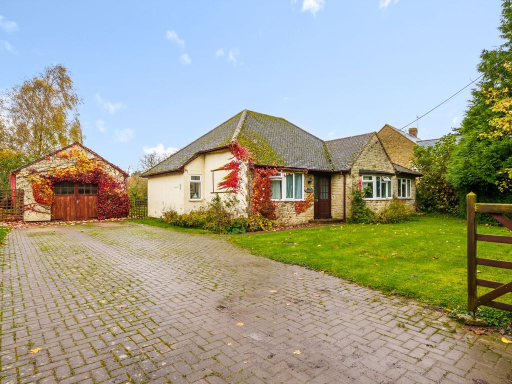 3 bed bungalow for sale in Mixbury, Brackley NN13, £1,200,000 Zoopla