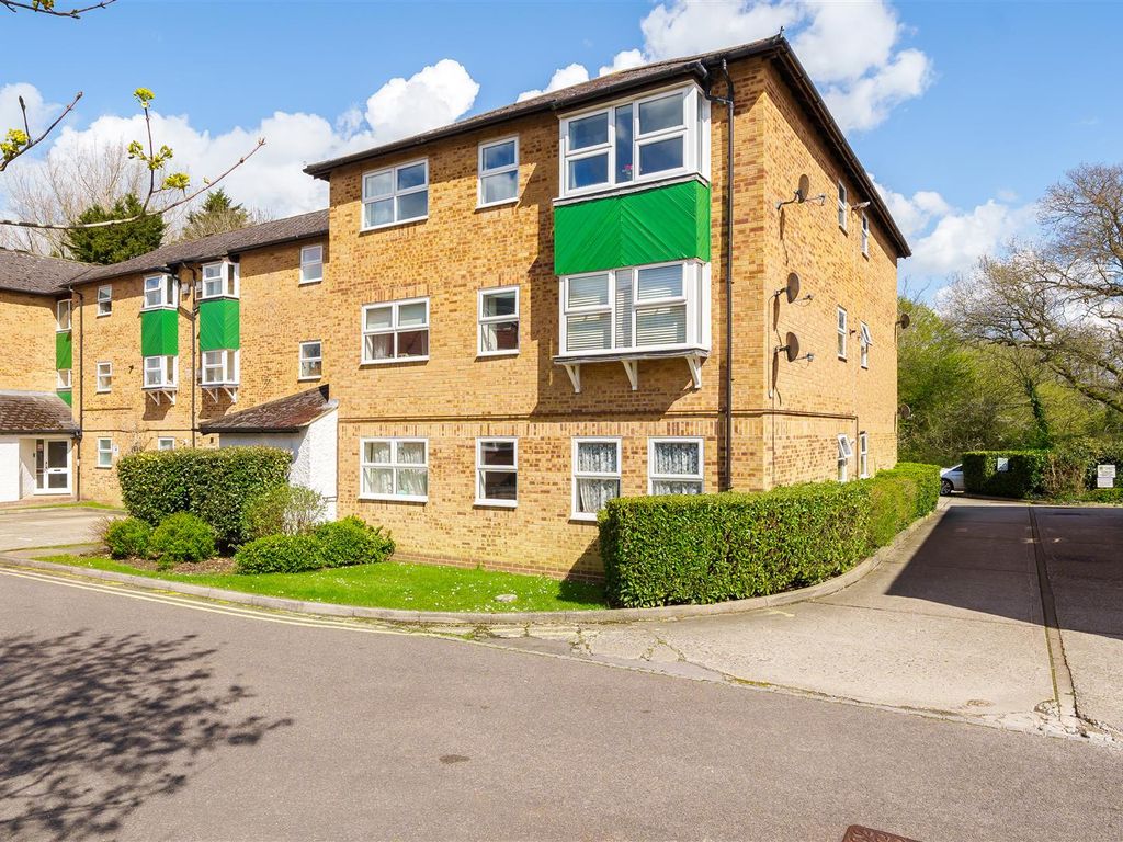 2 bed flat for sale in Woosehill Court, Emmview Close, Wokingham