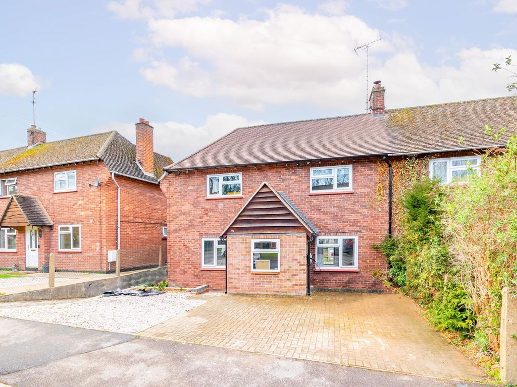 4 bed semidetached house for sale in Woodland Close, Tring HP23 Zoopla