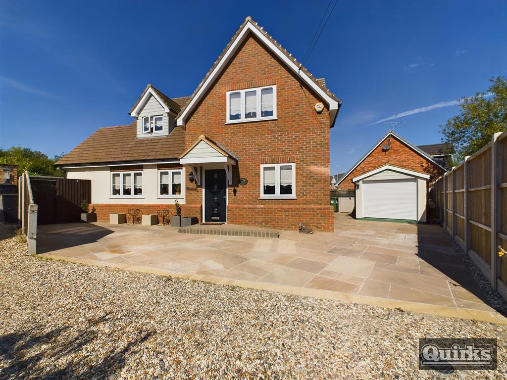 4 bed detached house for sale in Station Road, Wickford SS11, £600,000