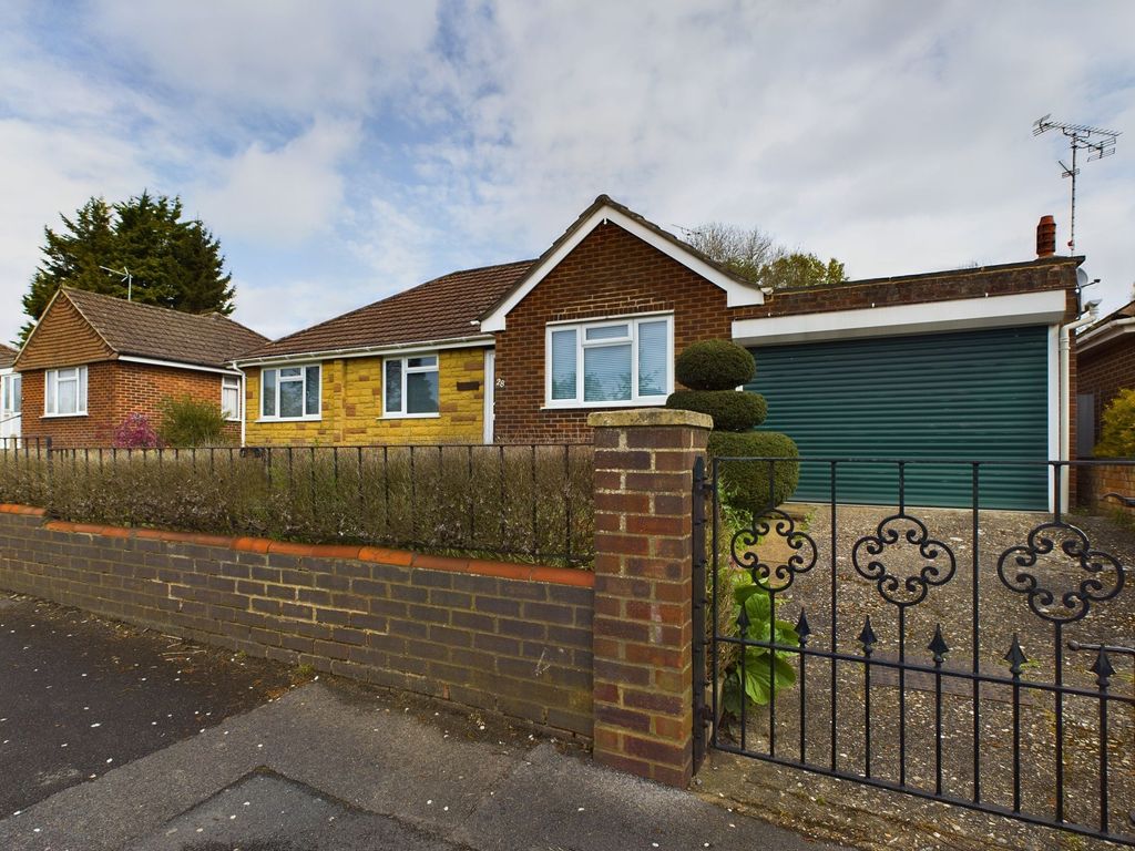 2 bed detached bungalow for sale in Hogarth Avenue, Tilehurst, Reading