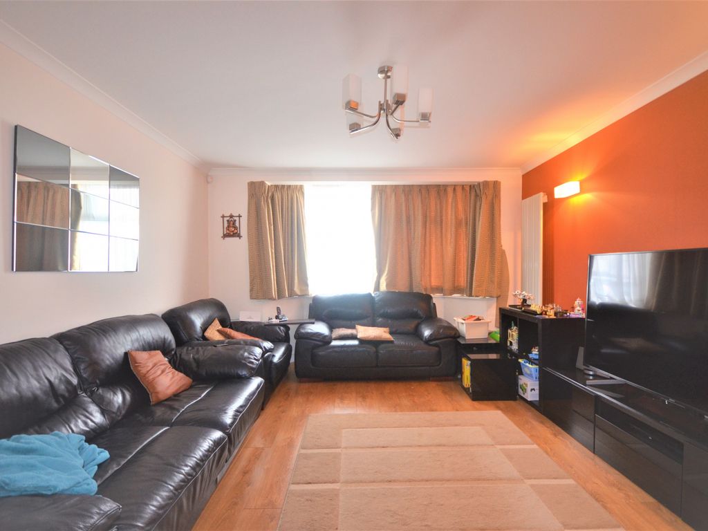 3 bed terraced house to rent in Sandringham Close, Barkingside, Ilford