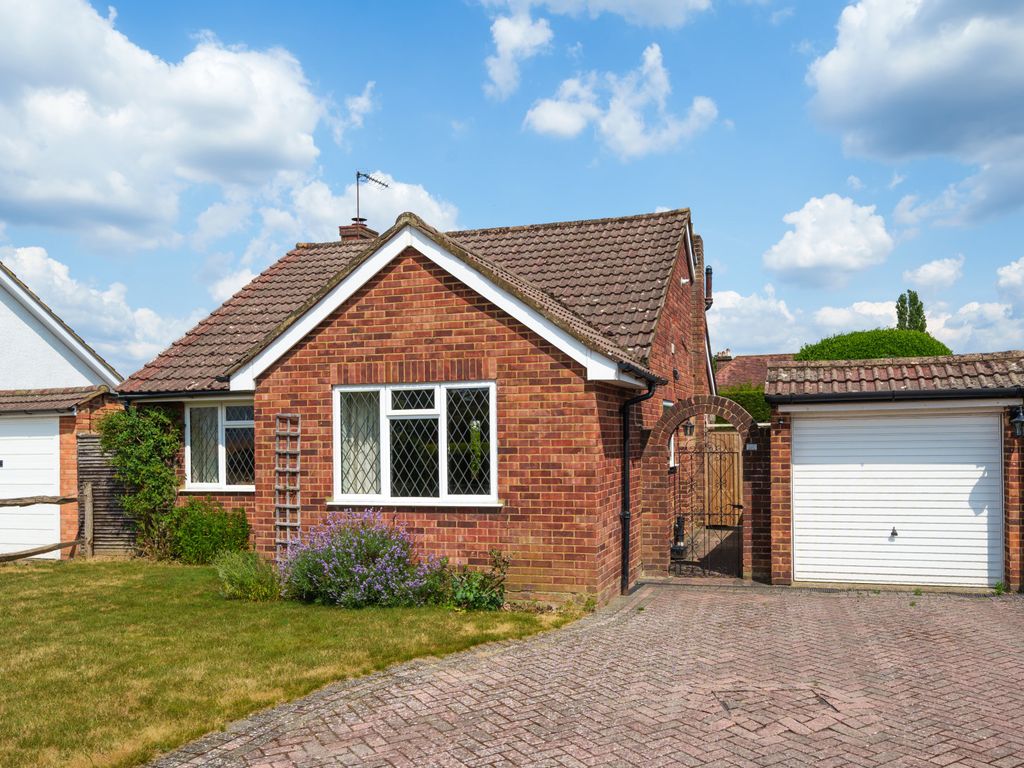 2 bed bungalow for sale in Boltons Close, Pyrford GU22 Zoopla