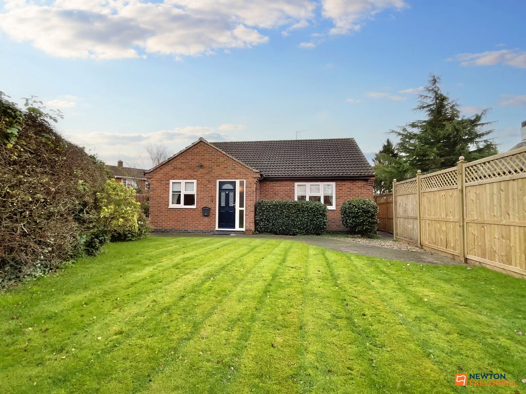 3 bed detached bungalow for sale in Leicester Road, Ibstock LE67, £