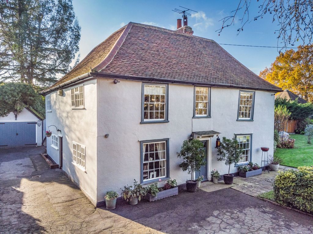 4 bed detached house for sale in Chelmsford Road, Barnston, Dunmow