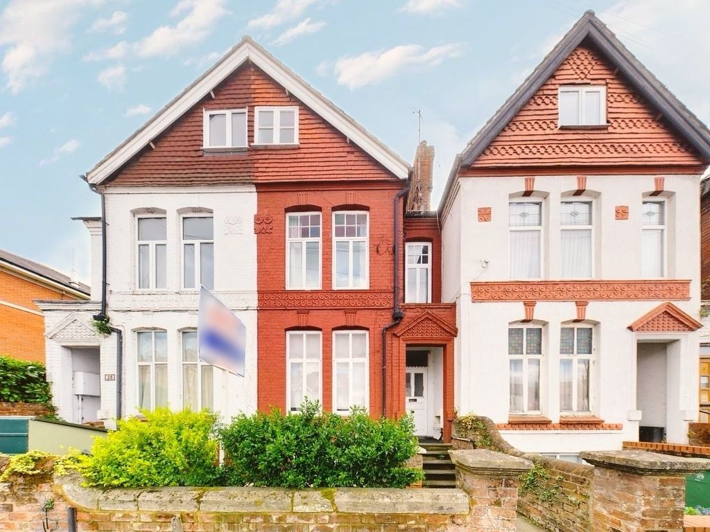 2 bed flat to rent in Bicester Road, Aylesbury HP19, £1,250 pcm Zoopla