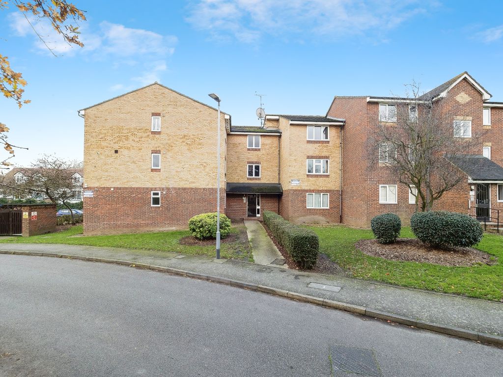 1 bed flat for sale in Plumtree Close, Dagenham RM10, £200,000 Zoopla