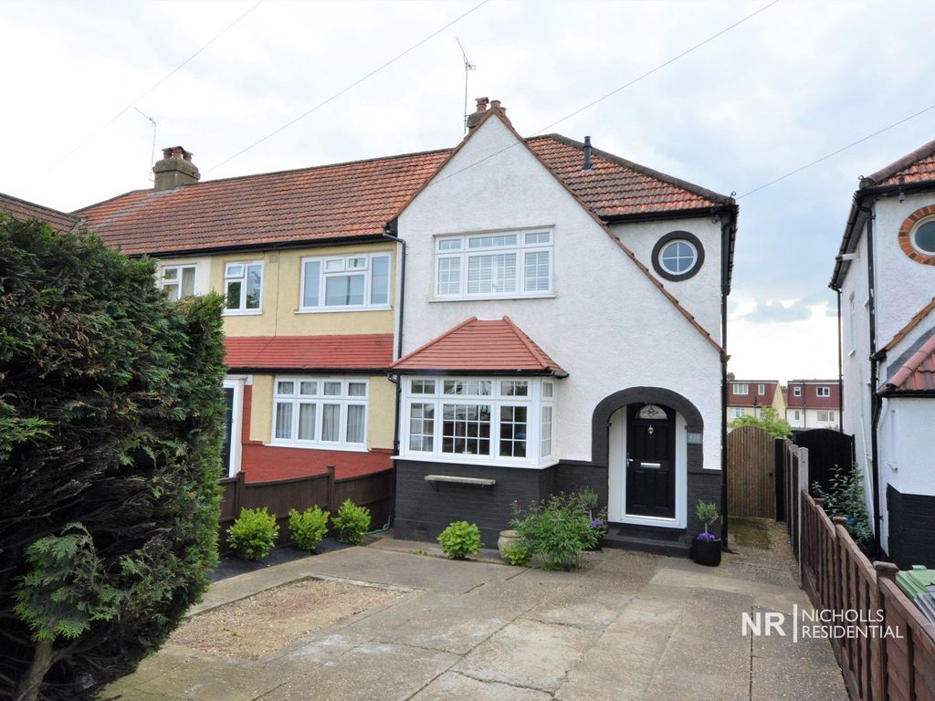3 bed property for sale in Hook Road, Chessington, Surrey. KT9 Zoopla