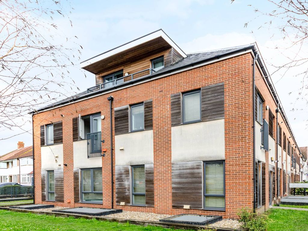 2 bed flat to rent in Station Approach, South Ruislip HA4, £1,800 pcm