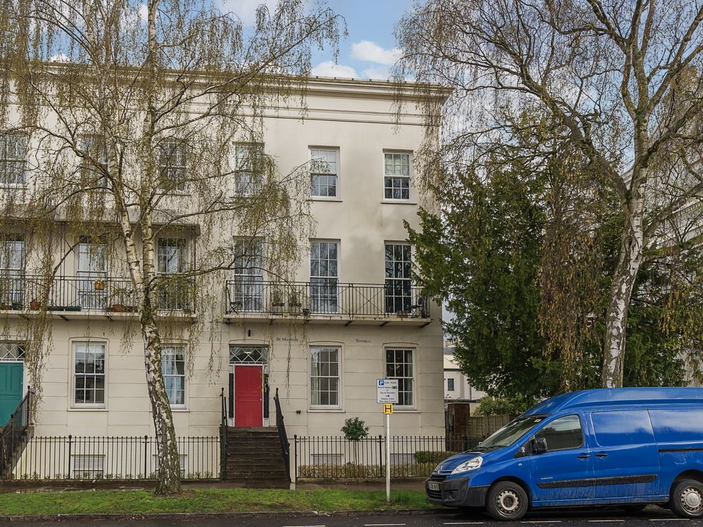 2 bed flat for sale in Clarence Square, Pittville, Cheltenham GL50, £
