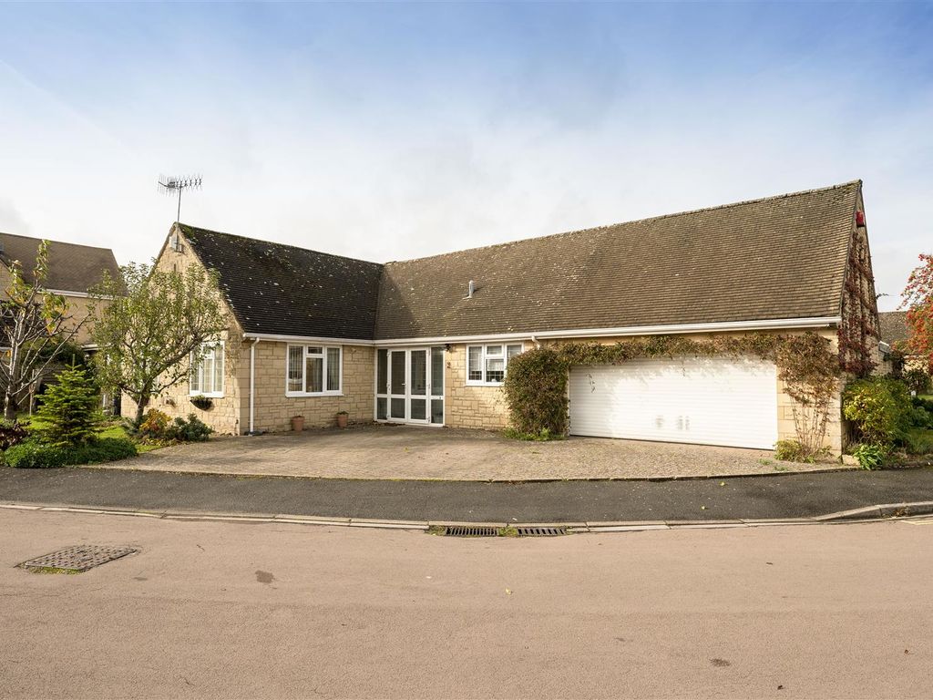 2 bed detached bungalow for sale in Gorse Close, BourtonOnTheWater