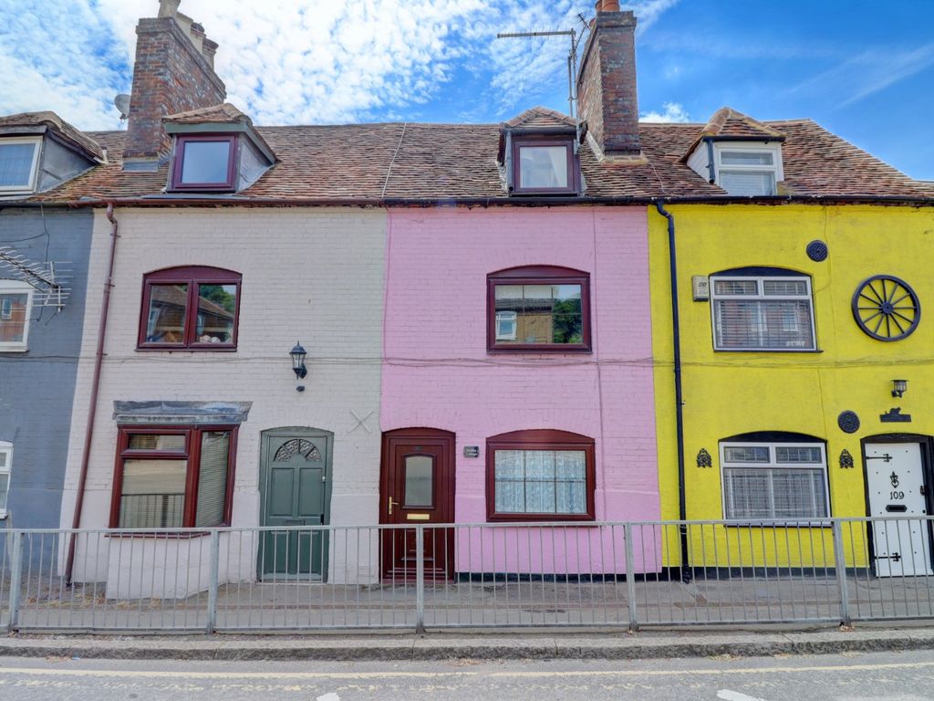 2 bed terraced house for sale in West Road, High