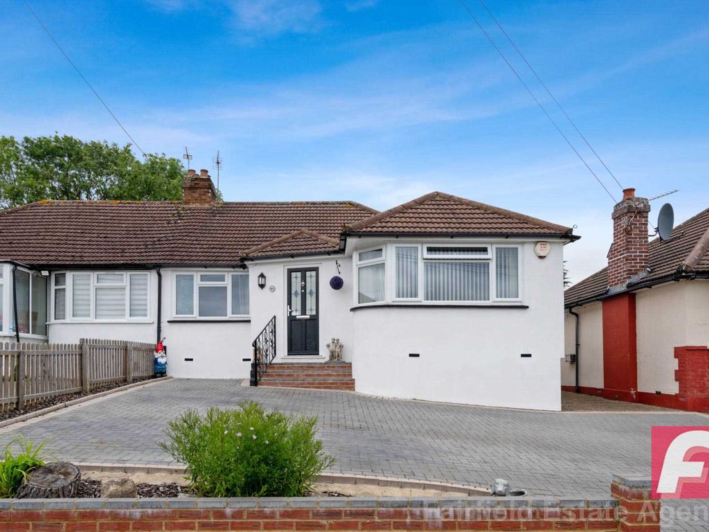3 bed semidetached bungalow for sale in Penrose Avenue, Carpenders