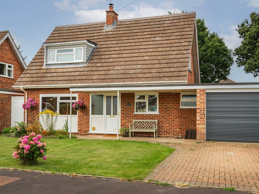 4 bed detached bungalow for sale in Woodcroft Close, Sprowston, Norwich