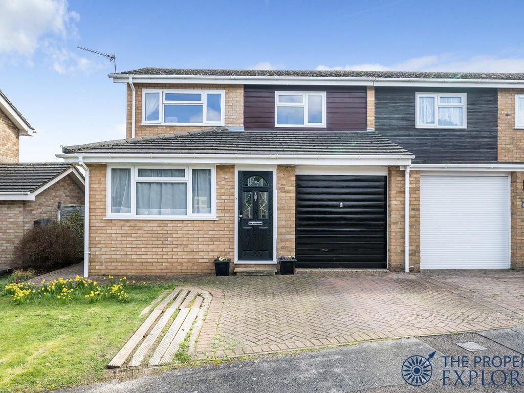 3 bed semidetached house for sale in Daffodil Close, Basingstoke RG22