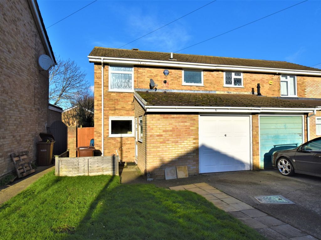 3 bed semidetached house for sale in Moor Park Close, Rainham