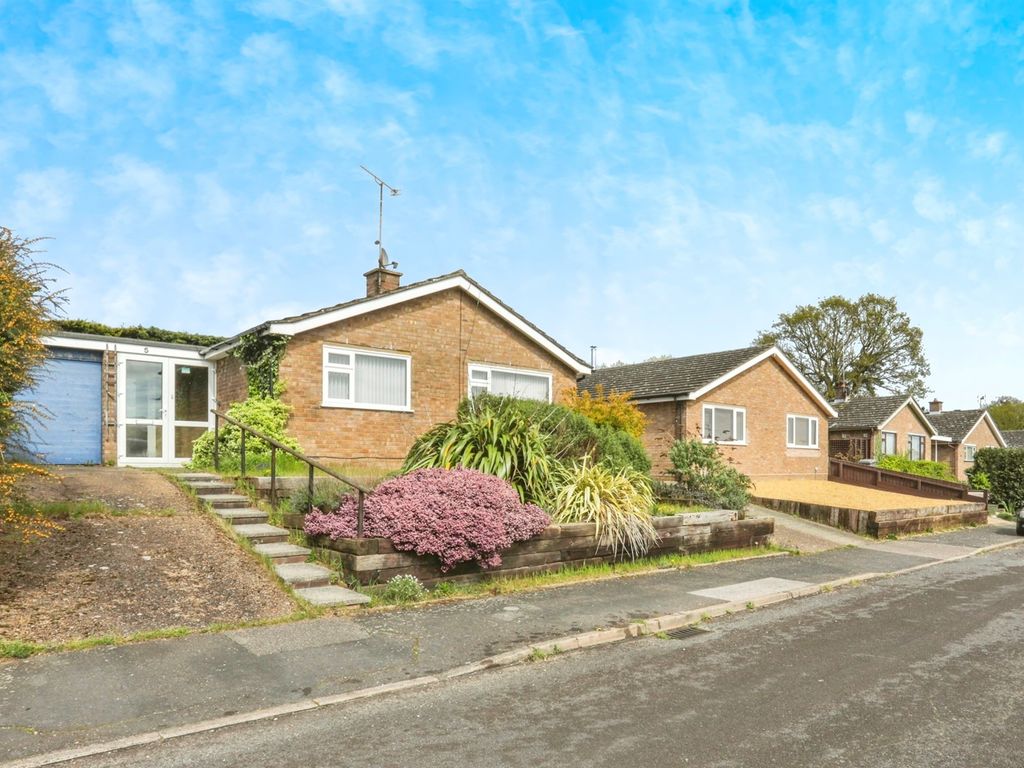 2 bed bungalow for sale in Mill View Close, Woodbridge IP12, £300,000