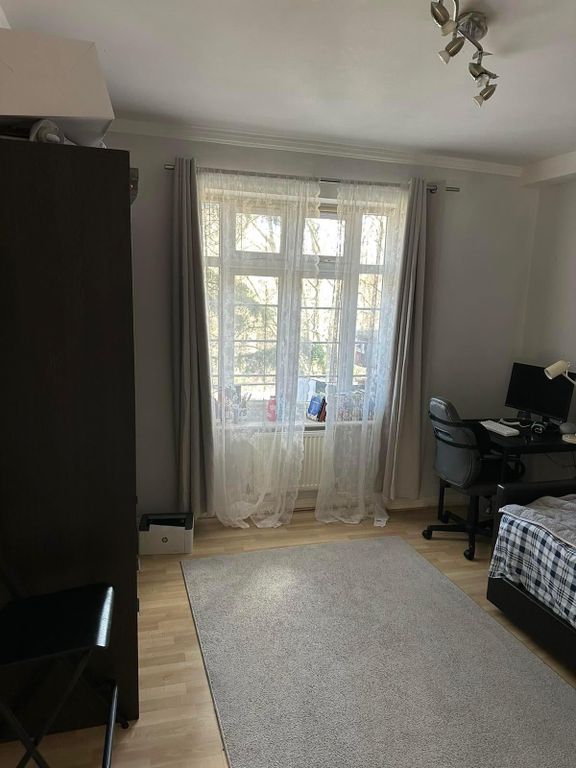 3 bed flat to rent in North Circular Road, London NW11 Zoopla