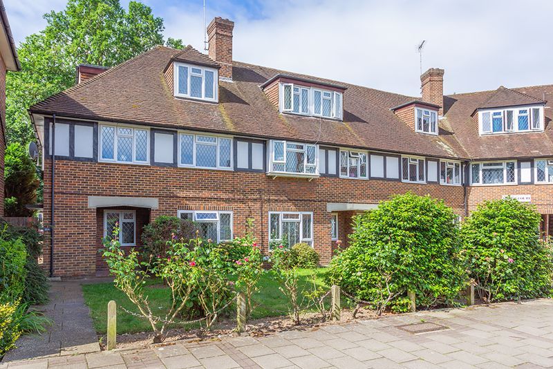 3 bed flat for sale in Station Approach, Hinchley Wood KT10 Zoopla