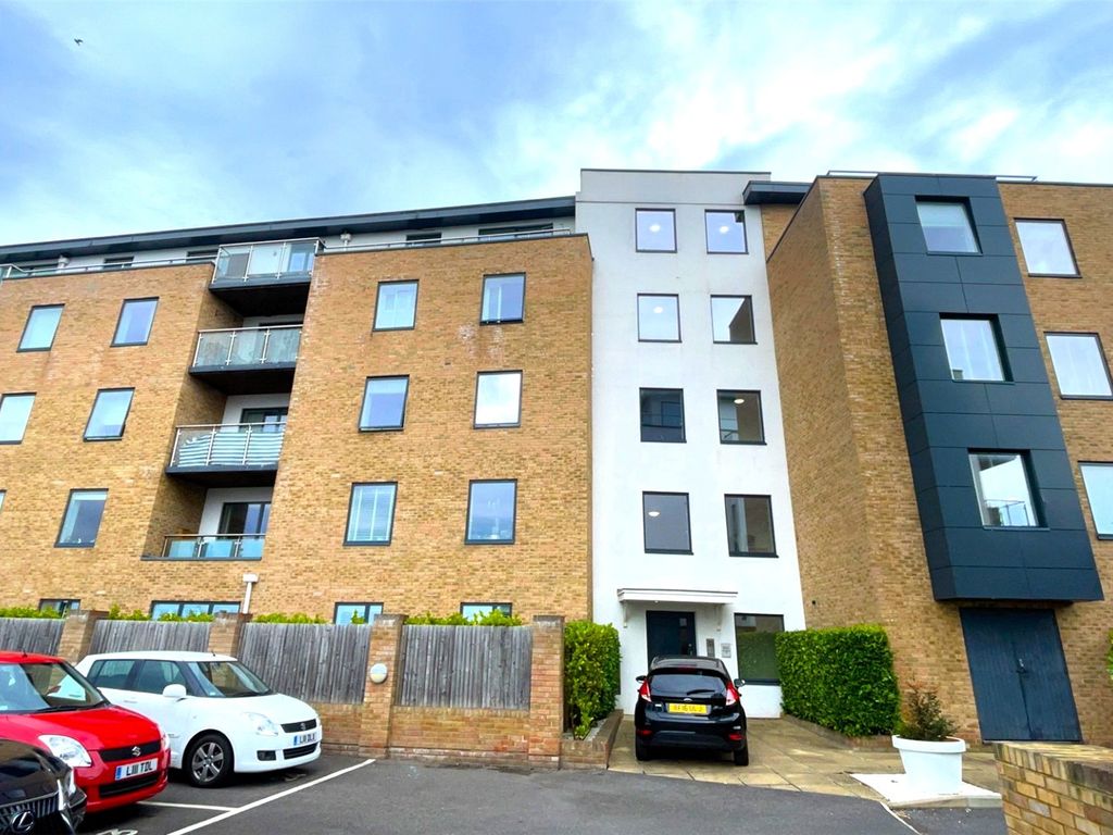 2 bed flat for sale in Frimley Road, Camberley, Surrey GU15, £290,000