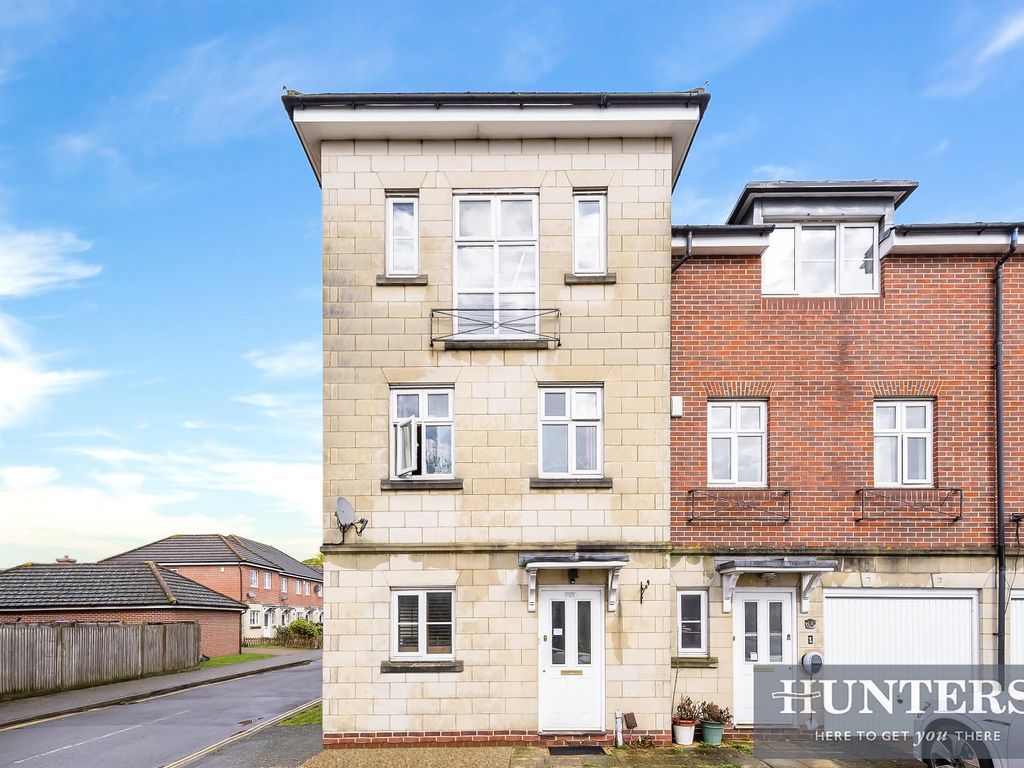 4 bed end terrace house for sale in Lower Green Gardens, Worcester Park