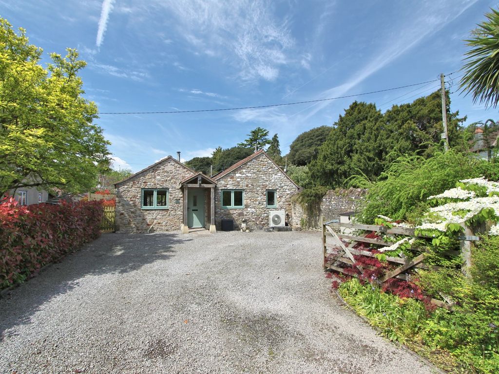 3 bed barn conversion for sale in Duck Street, Tytherington GL12, £