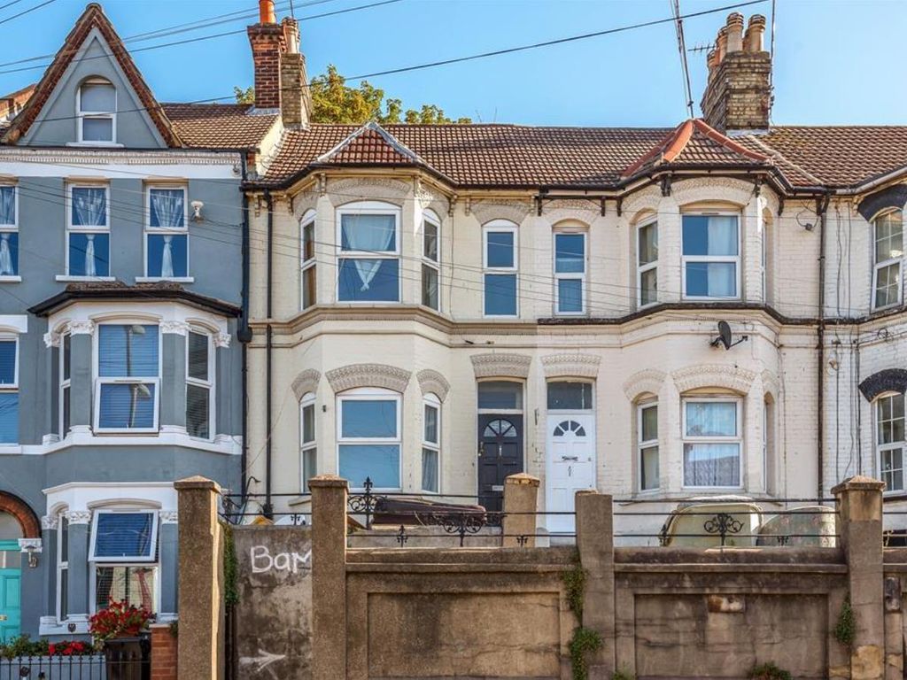 5 bed end terrace house for sale in Luton Road, Chatham ME4, £260,000