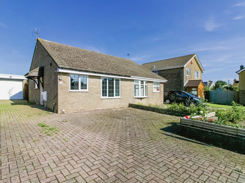 1 bed semidetached bungalow for sale in Smeaton Close, Rhoose, Barry