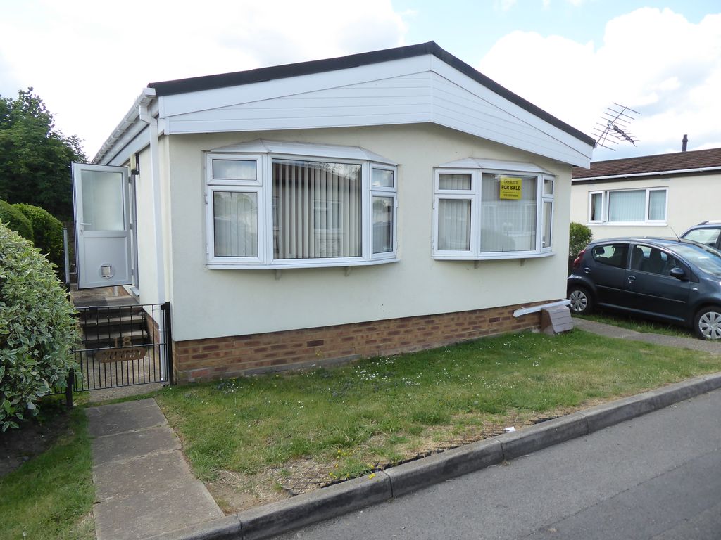 2 bed mobile/park home for sale in Penton Park, Chertsey, Surrey KT16