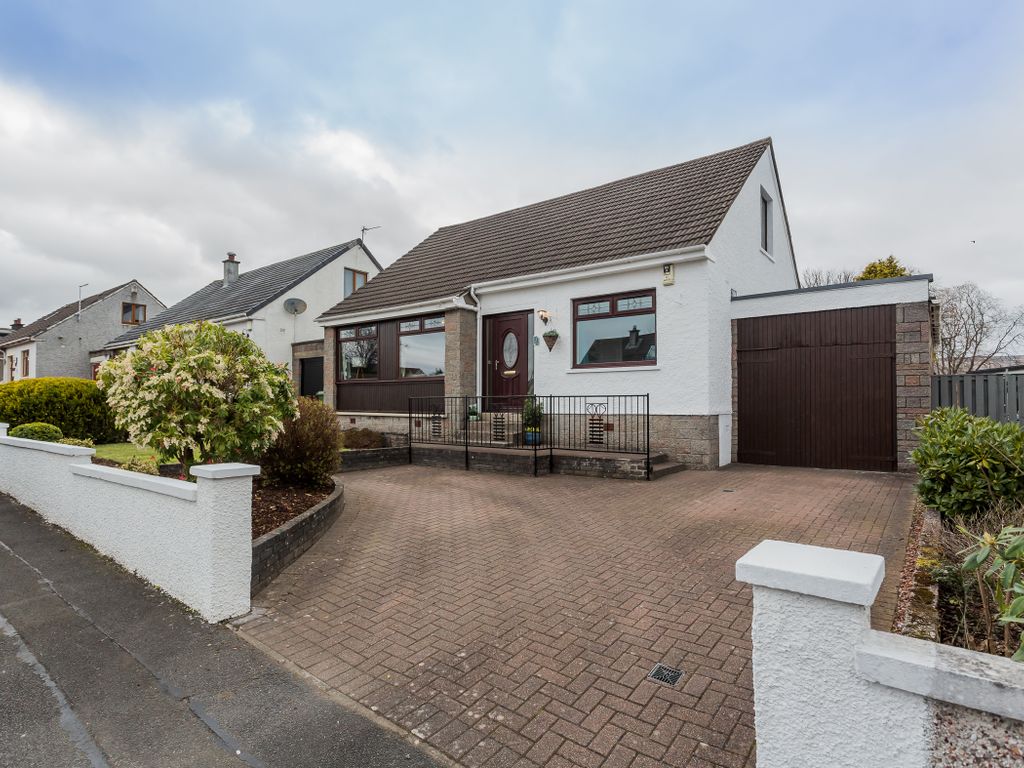 4 bed villa for sale in 3 Redwood Crescent, PA7, £319,000