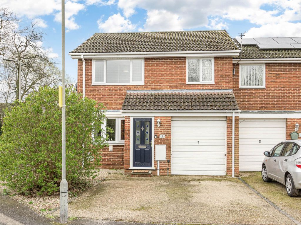 3 bed end terrace house for sale in Glenwoods, Newport Pagnell MK16, £