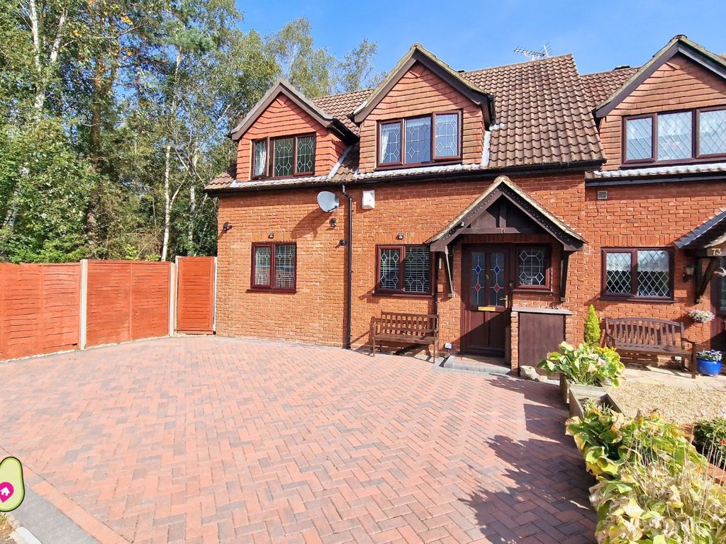 3 bed end terrace house for sale in Fakenham Way, Owlsmoor, Sandhurst