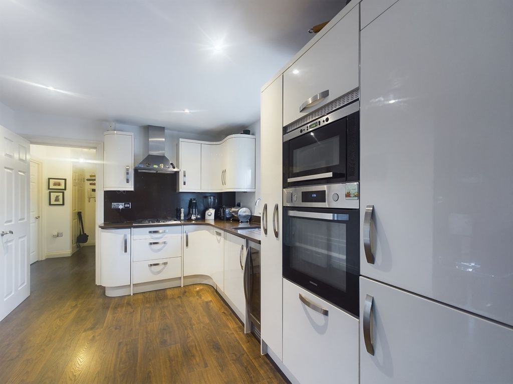 2 bed flat to rent in Florence Avenue, Enfield EN2, £1,800 pcm Zoopla