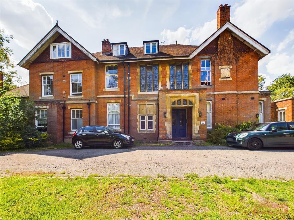 1 bed flat to rent in Westbourne House, Mount Park Road, Harrow On The