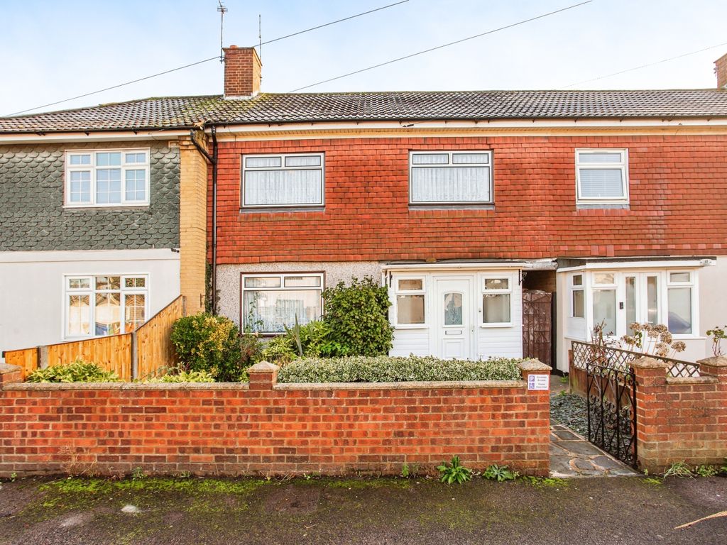 3 bed terraced house for sale in Cherwell Grove, South Ockendon RM15, £325,000 Zoopla