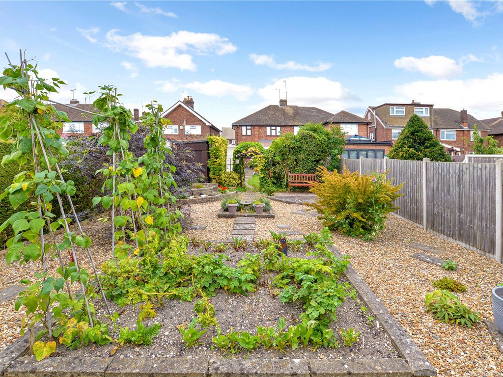 3 bed semidetached house for sale in Beacon Avenue, Dunstable