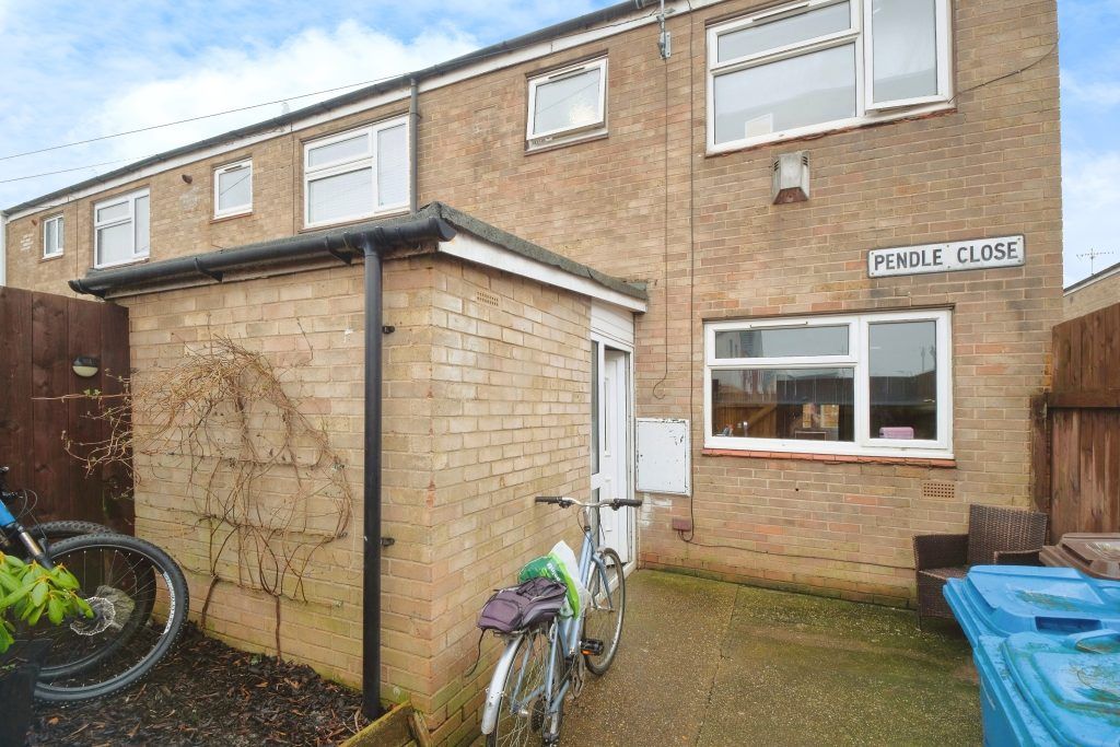 2 bed end terrace house for sale in Pendle Close, Hull HU7, £75,000