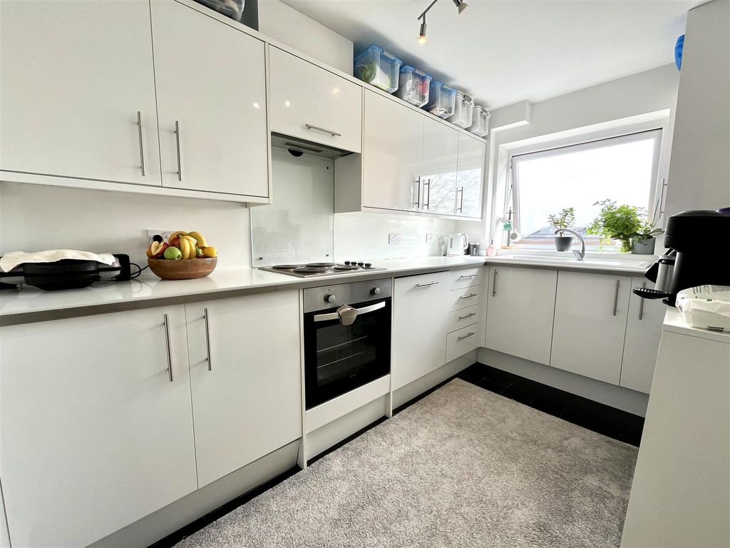 1 bed flat to rent in Globe Court, High Road, Broxbourne EN10, £1,200