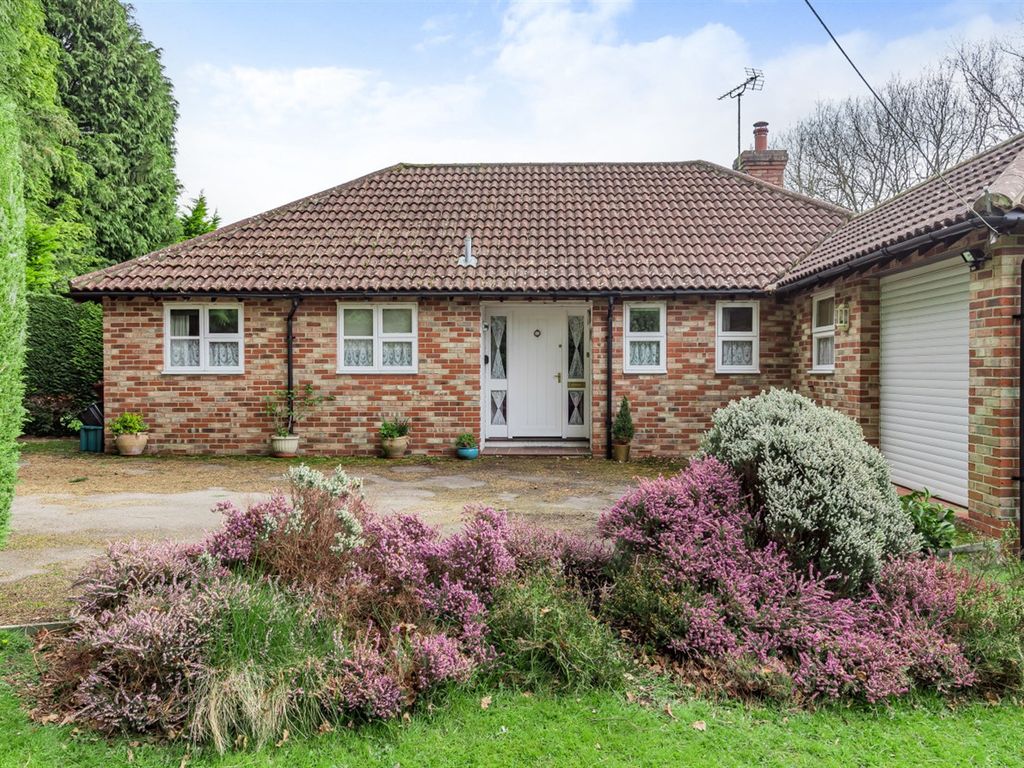 3 bed detached bungalow for sale in 84A Petersfield Road, Midhurst