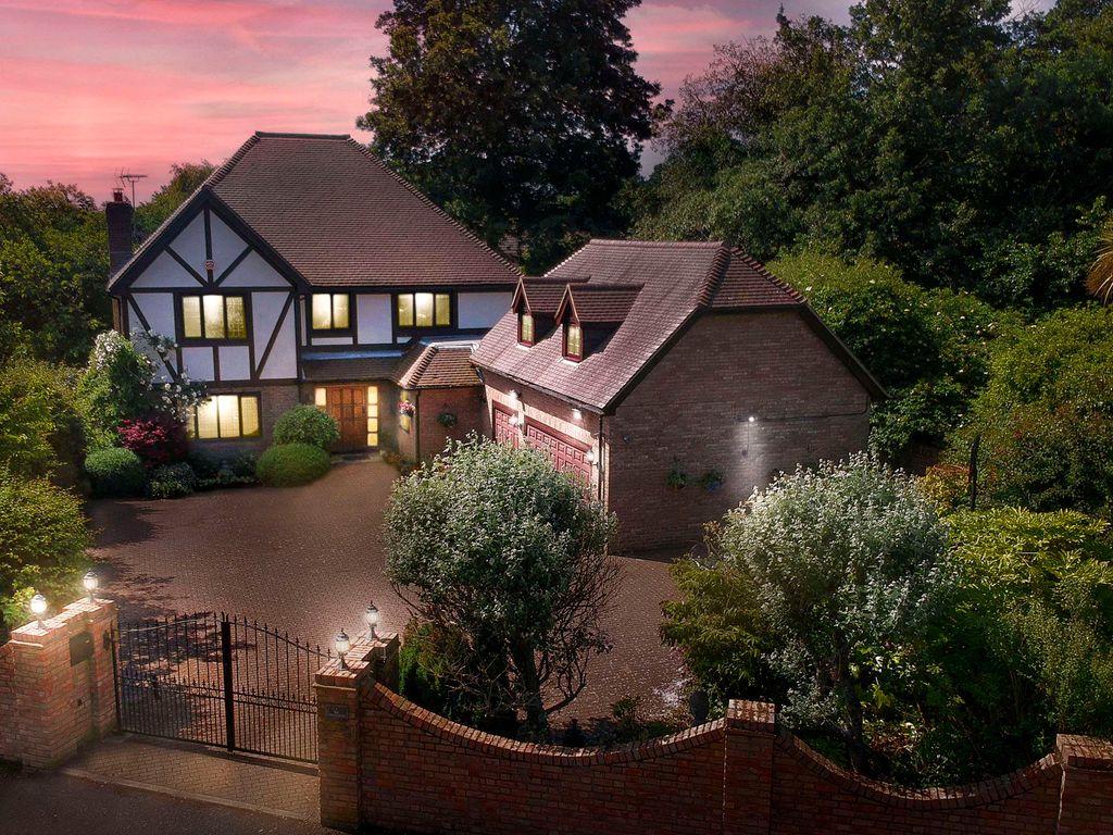 4 bed detached house for sale in Park Avenue, Broadstairs CT10, £