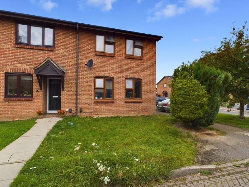 3 bed end terrace house for sale in Ferndown, Crawley RH10, £375,000