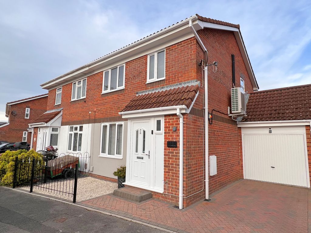 3 bed semidetached house for sale in Dandelion Close, Carisbrooke