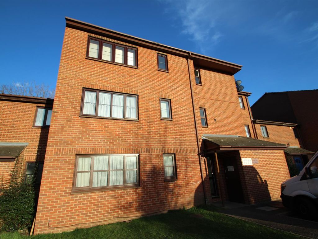 Property to rent in Verona Close, Uxbridge UB8, £950 pcm Zoopla