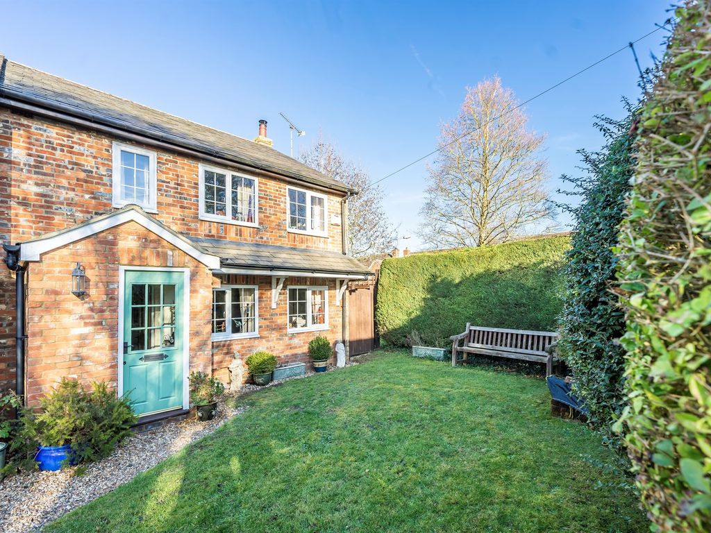 3 bed end terrace house for sale in London Road, Aston Clinton