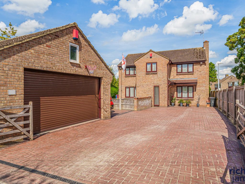 4 bed detached house for sale in Southbrook Street, Swindon SN2, £