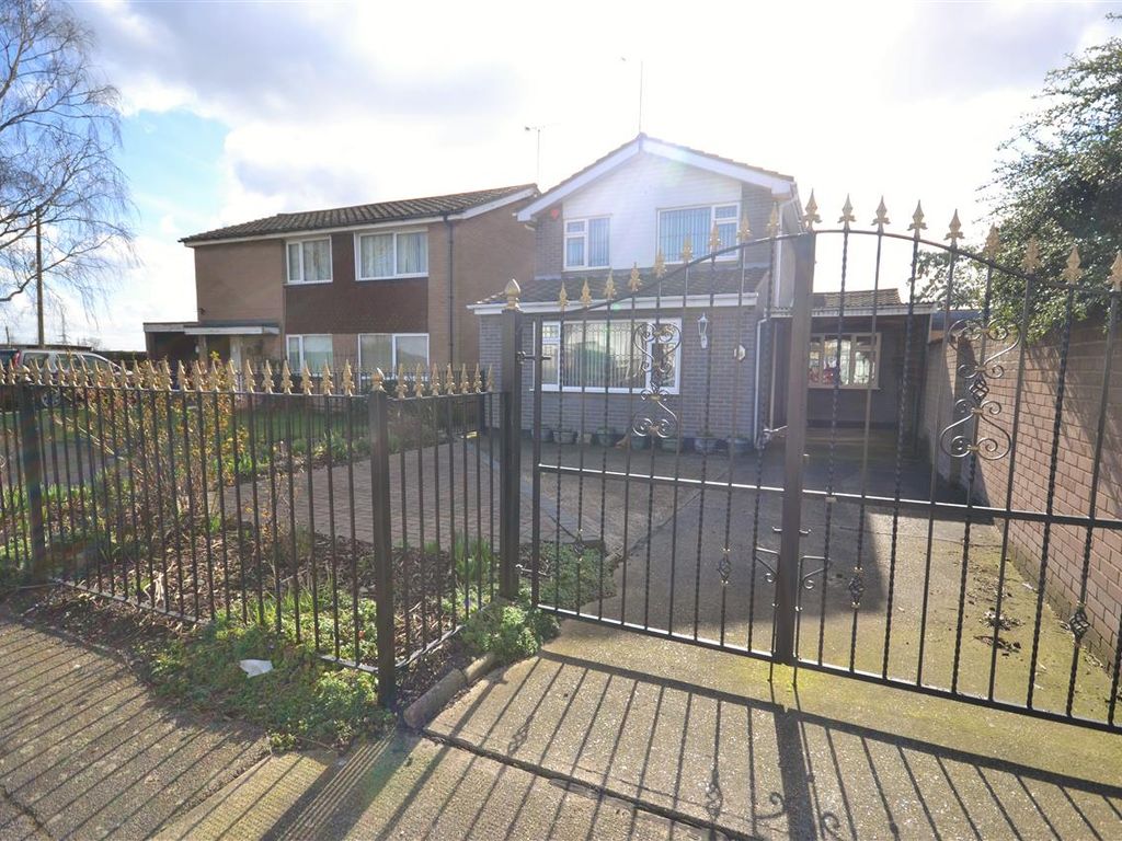 3 bed detached house for sale in Pepys Close, Tilbury RM18, £375,000 Zoopla